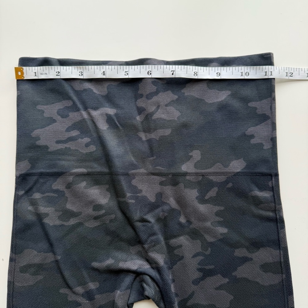 SPANX Look at Me Now Seamless Cropped Legging Size Small - Picture 8 of 9
